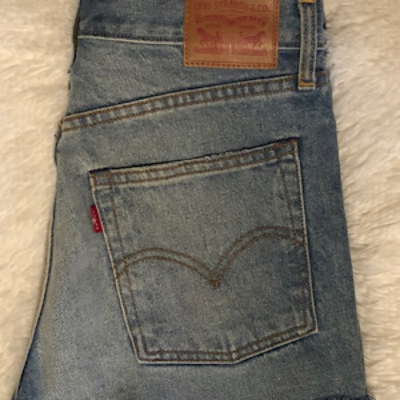 “NEW” Levi’s Hi-Rise Denim Cut-off Short - Picture 5 of 5